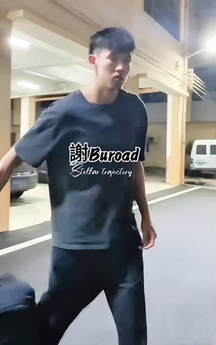 包含公牛队华裔球员转会传闻不断，球迷议论纷纷的词条